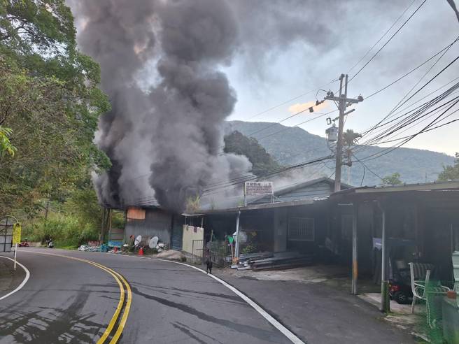 乌来山区的铁皮仓库，不明原因起火全面燃烧。（民眾提供）