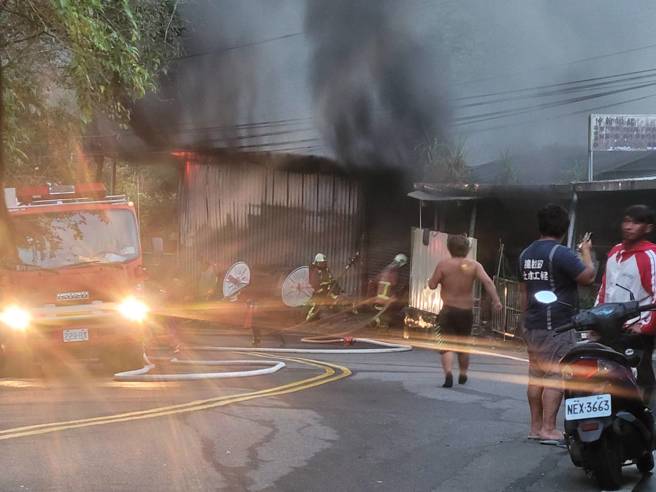 乌来山区的铁皮仓库，不明原因起火全面燃烧。（民眾提供）