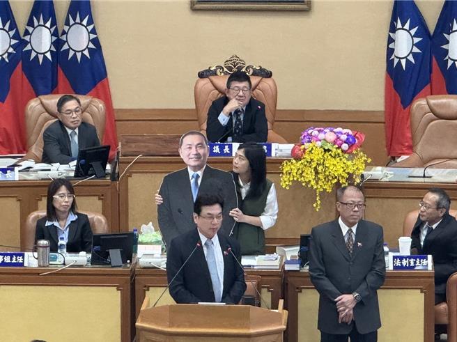新北市议会民进党团昨天在新北市议会总质询时，与新北市府因新北市长侯友宜人形立牌起衝突。（柯毓庭摄）