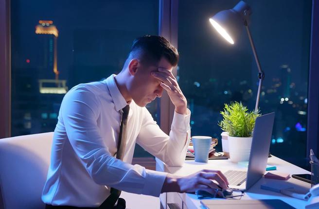 一名网友在小公司任职3年都没领到年终奖金，好奇是不是正常的，引起讨论。(示意图/达志影像)