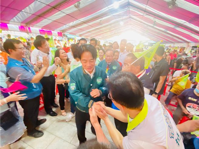 民进党总统参选人赖清德（中）3日下午到彰化县员林市东山振兴庙参拜，进场时受到支持者热烈欢迎。（孙英哲摄）