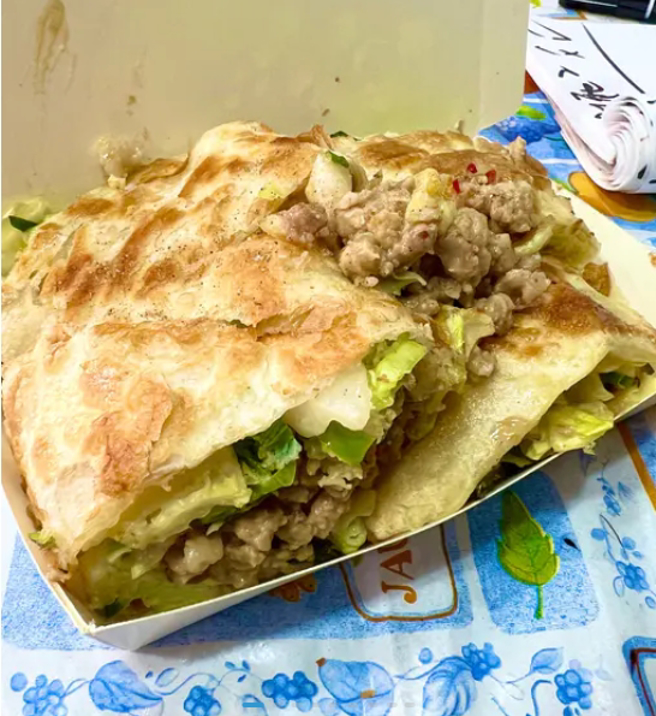 網友PO出來，CP值超高的，一份滿出來的蛋餅，只需60元。（翻攝Dcard）
