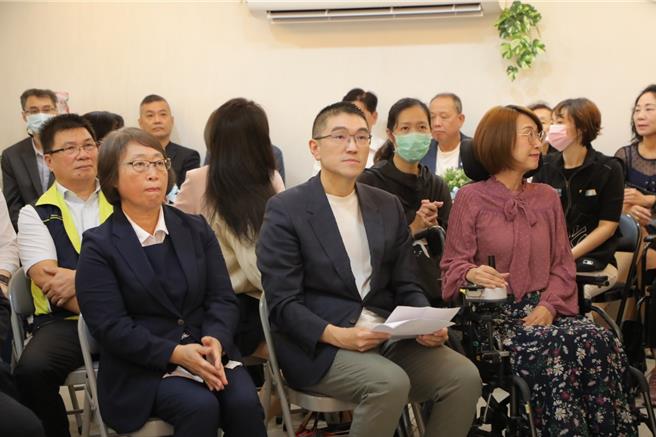 基隆市深美国小日前爆发食安案件，2日调查结果出炉，无法判定为食物中毒，也引起当初市府开铡教育处长刘美兰是否惩处过当之质疑。基隆市长谢国梁（前排中）回应，人事调整是市府内部考量，也并非单纯因为食物中毒，会努力把关食安。（基隆市政府提供／徐佑升基隆传真）