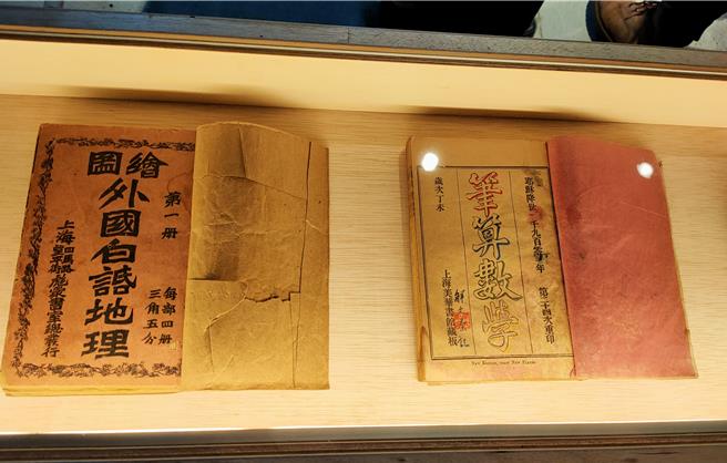 台灣教科書出版協會於今(3)日舉辦「爺奶／爸媽／我／孩子的教科書特展」開展茶會，呈現百年教科書風貌，圖為使用中文教導算數的《算筆數學》課本。(李侑珊攝)