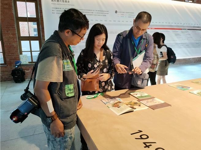 民眾欣賞「爺奶／爸媽／我／孩子的教科書特展」。(李侑珊攝)