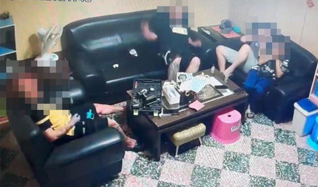 男子炫耀把玩改造枪抵住脑门，子弹竟击发爆头毙命。(取自社会事新闻影音／吕筱蝉桃园传真)