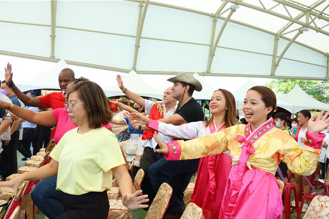 「嘉义市英语日」推双语教学，外籍教师与学生一起嗨跳火「肌」舞。（嘉义市政府提供／廖素慧嘉市传真）