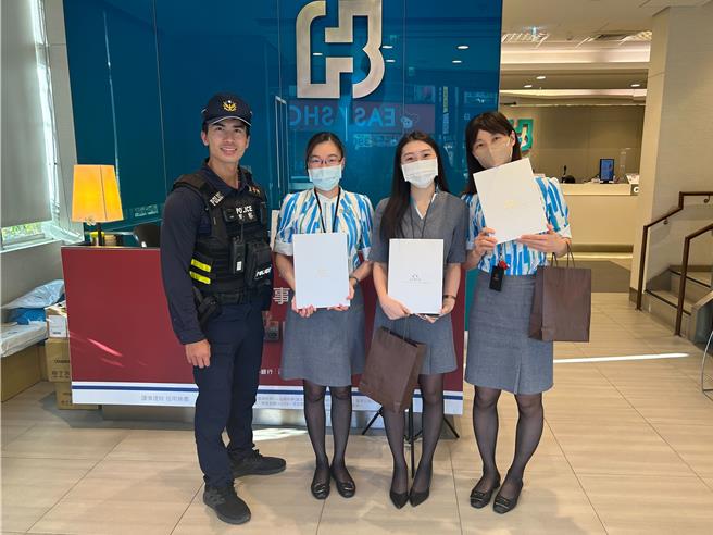 台中市豐原警分局翁子派出所警員張廷緯（左）日前至台北富邦銀行豐原分行，頒發台中市政府警察局「榮譽市民」獎狀給阻詐有功行員。（豐原警分局提供／張妍溱台中傳真）