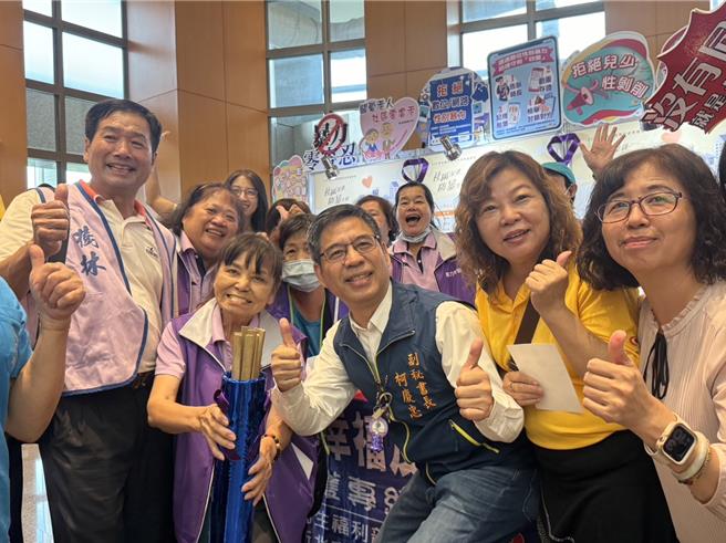 新北市副秘书长柯庆忠今（3）日参与「社区深耕、防暴生根」112年社区初级预防暴力成果观摩展。（柯毓庭摄）