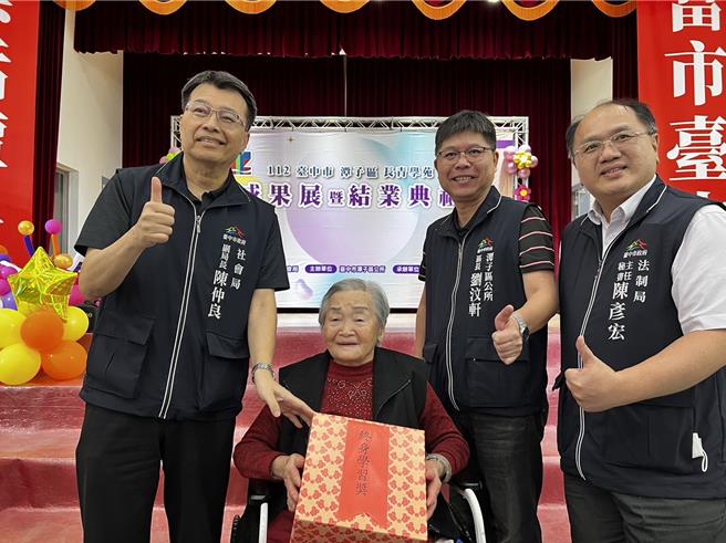 朝阳科技大学承办的台中市潭子区长青学苑，3日热闹举办成果展暨结业典礼，高龄100岁的褚沈美英阿嬷（左二）获颁终身学习奖。（朝阳科大提供／陈淑芬台中传真）