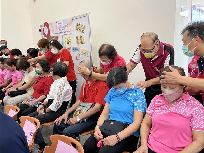朝阳科技大学承办的台中市潭子区长青学苑，3日热闹举办成果展暨结业典礼，筋络按摩班学员现场提供免费按摩服务。（朝阳科大提供／陈淑芬台中传真）