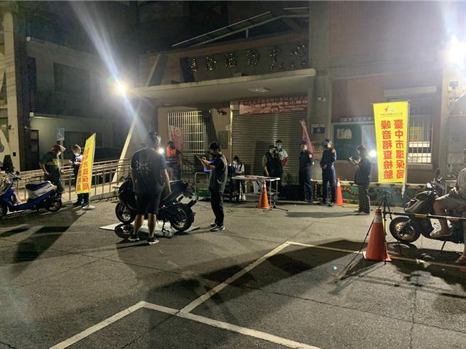 为守护民眾夜间安寧及交通安全，台中市警察局太平分局日前深夜针对太平区长龙路、光兴路与太堤东，加强取缔噪音（改装）车辆，短短3小时即拦查取缔噪音车辆6件、不当改装车体2件，均依法开罚。（太平警分局提供／潘虹恩台中传真）