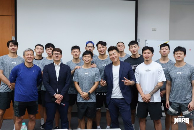 郭泓志(前排右三)到场跟台北战神球员分享职业态度与经验。(台北战神提供)