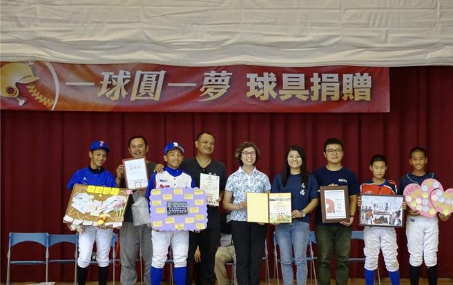 华南金控副总经理林贵姬(左5)代表捐赠百万基层棒球培育基金，购买球具赠予台东卑南国小、桃源国小、新生国中及泰源国中等4所棒球队。 图／华南金控提供