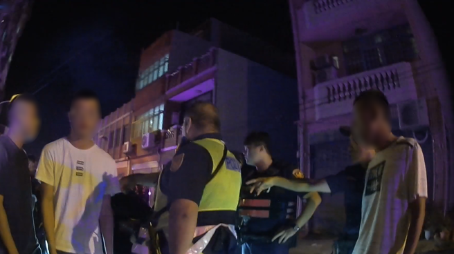 警方12名快打警力到場後迅速控制現場，將嫌疑人當場逮捕，帶返分局釐清案情。（圖／警方提供）