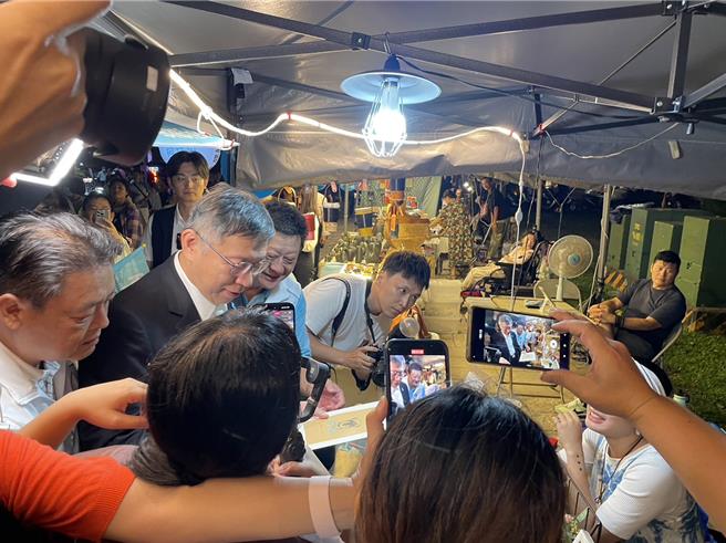 柯文哲今晚到台东拜票。（蔡旻妤摄）