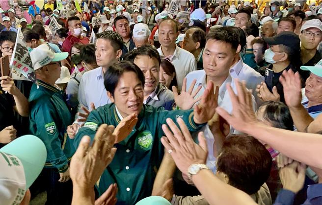 綠營總統參選人賴清德的輔選列車3日直搗藍營立委馬文君的故鄉埔里鎮，與黨籍立委參選人蔡銘軒大進場，支持者夾道歡迎。（楊靜茹攝）