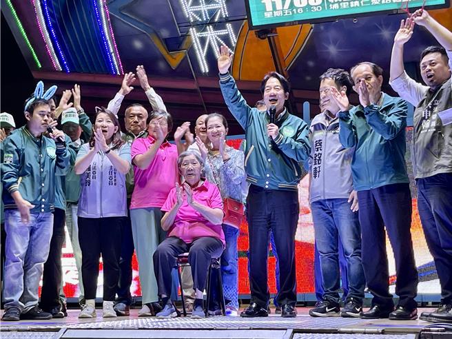 賴清德與蔡銘軒的埔里聯合競選服務處成立大會上，百歲人瑞致贈好彩頭祝福。（楊靜茹攝）