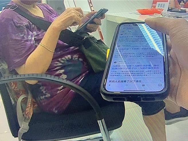 员警向罗妇解释，她遇到诈骗集团惯用的假投资诈骗手法。（翻摄照片／林郁平台北传真）