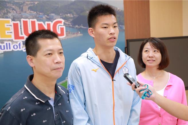 设籍基隆的篮球国手余祥平（中），于今年杭州亚运篮球三对三赛事，创新纪录拿下金牌，市长谢国梁3日亲颁发奖励金50 万元鼓励。余祥平表示，会将部分奖励金用来添购篮球，回馈母校铭传国中体育班，鼓励学弟妹突破自我，勇敢追梦。（基隆市政府提供／徐佑升基隆传真）