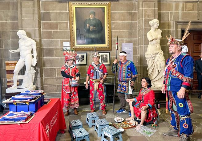 原民会透过交涉后获得英国爱丁堡大学同意，今天举行遗骨返还仪式，也是台湾原住民族社会要求国际返还祖先遗骨的首例。（原民会提供／林良齐台北传真）