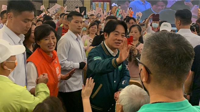 民进党总统参选人赖清德与立委蔡培慧南投后援会晚间成立，超过1000名民眾到场力挺。（曾雪蒨摄）