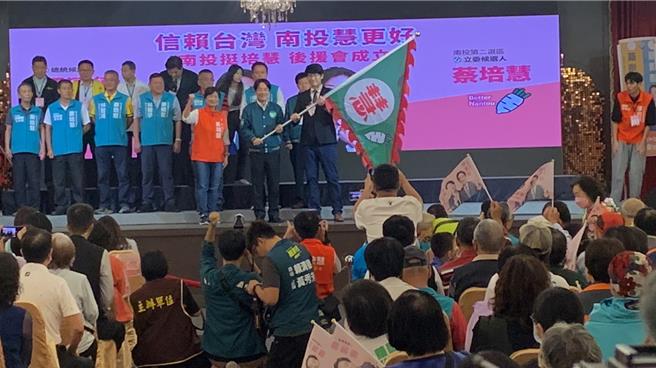 赖清德亲授战旗给百工百业代表，呼吁大家2024让民进党再赢1次。（曾雪蒨摄）