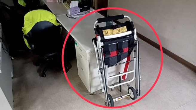 遭朱男偷走的椅式擔架。（警方提供）
