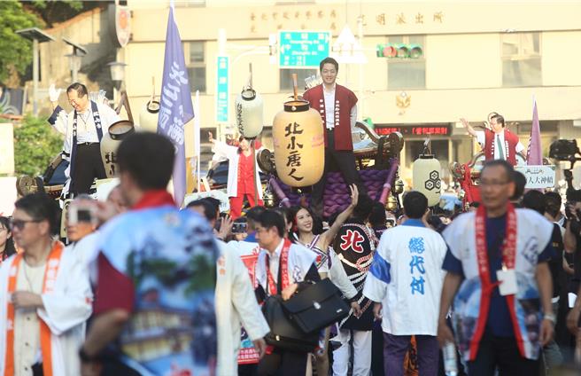 2023台北温泉季邀请「日本松山市道后撞神轿祈福盛典」共4座宏伟的神轿与轿夫来台，台北市长蒋万安（右）首次与日本松山市市长野志克仁（左）、行政院副院长郑文灿（右）站在日本神轿上进场。（张铠乙摄）