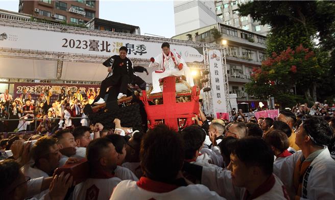 2023台北温泉季邀请「日本松山市道后撞神轿祈福盛典」共4座宏伟的神轿与轿夫来台，现场进行撞轿祈福表演。（张铠乙摄）