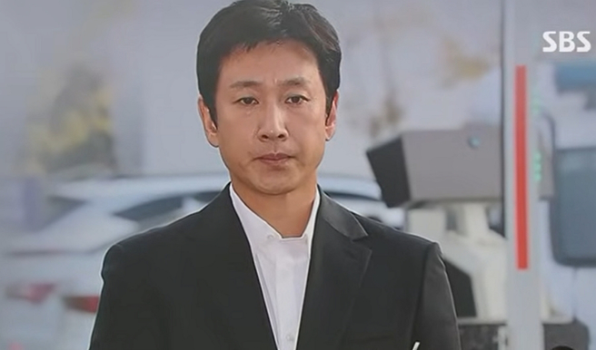 李善均当时被爆出涉毒后初次露面。（图／摘自SBS News YouTube）