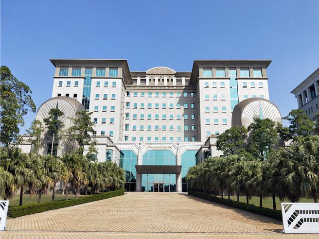 台南地检署侦办签署郭台铭连署书疑涉违反选罢法案，3日约谈8人到案说明后，2人深夜被谕知保释。（本报资料照片）