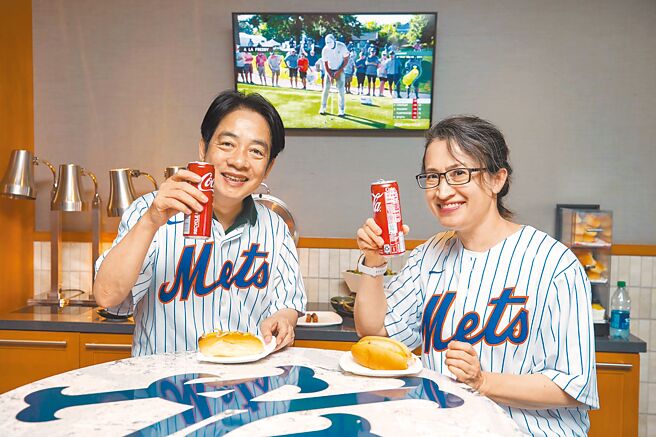 駐美代表蕭美琴傳在APEC會後，將回台投入2024選戰。圖為副總統賴清德（左）今年訪美時與蕭美琴（右）在紐約花旗球場看球賽。（總統府提供）