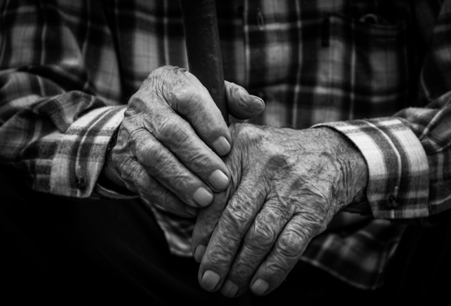 高雄65岁老翁「断气」8小时，却在检察官相验时奇蹟「復活」。(示意图／shutterstock)