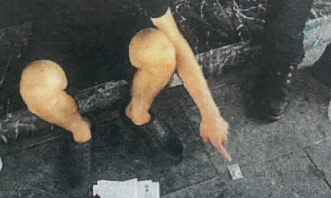 男子兼差外送毒品，被警方當場逮捕送辦。（翻攝畫面）