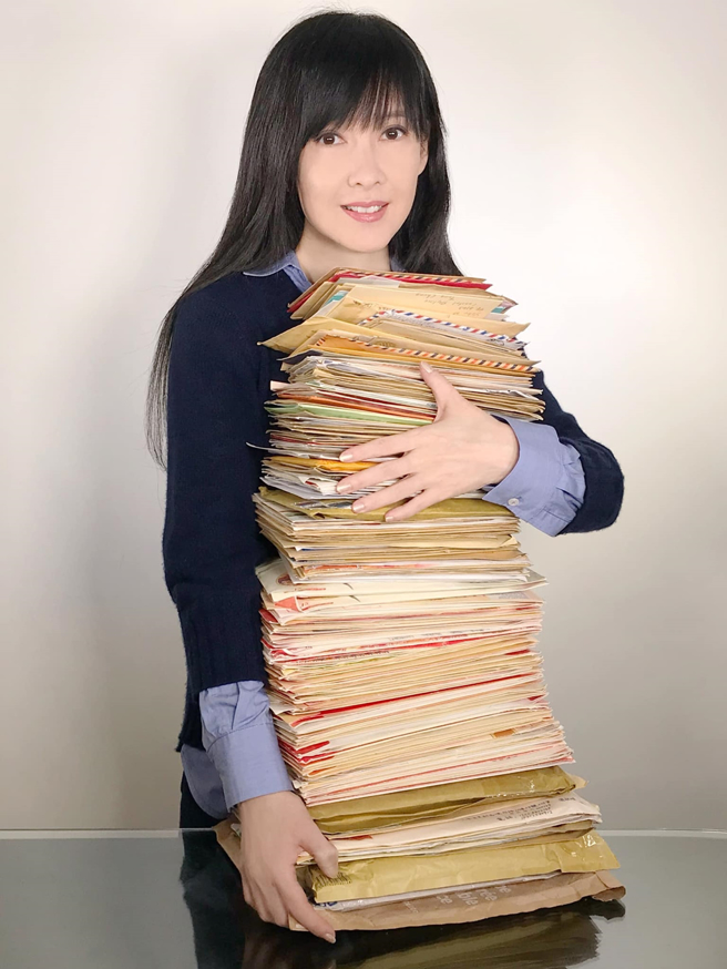 周慧敏曬照片坦言都會一一回信給粉絲。（圖／翻攝自周慧敏 Vivian Chow臉書）