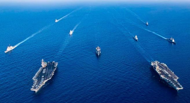 美国「福特」号（USS Gerald R. Ford，CVN-78）和「艾森豪」号（USS Dwight D. Eisenhower，CVN 69）航母打击群，还有第6舰队旗舰兼两栖指挥舰「惠特尼山」号（USS Mount Whitney, LCC 20）与两艘义大利飞弹巡防舰等11月3日在东地中海军演。（美国海军）