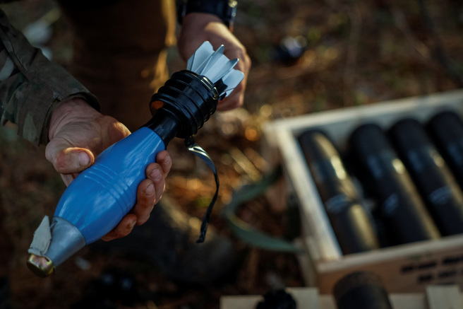 美国今天宣布4.25亿美元援助乌克兰新军援案，包括防空和火炮弹药以及反战车武器。（图/路透社）
