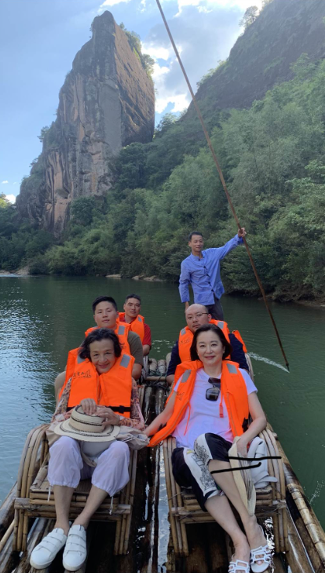 (左前)江青、林青霞是多年好友。（图／林青霞提供）