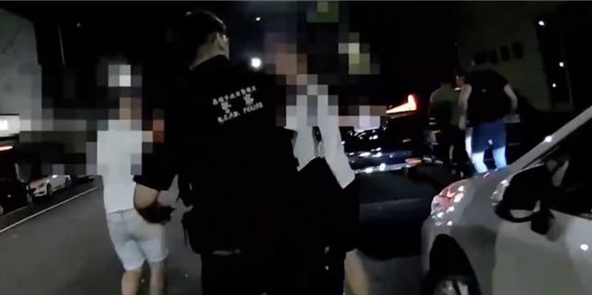 酒客於酒店消費完畢後，在一樓大廳起口角還波及酒店保安，遭警方以辣椒水控制後帶回警局送辦。（警方提供／任義宇高雄傳真）