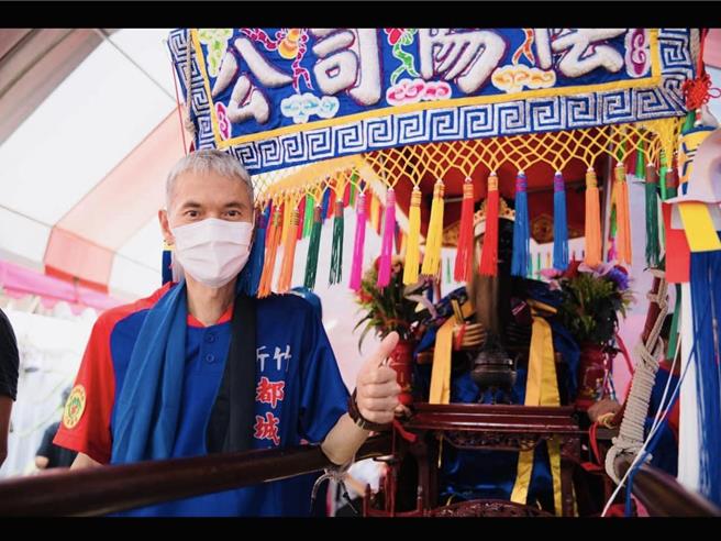 无党籍市议员郑庆钦在脸书上驳斥指使脸谱男到场。（取自郑庆钦脸书）