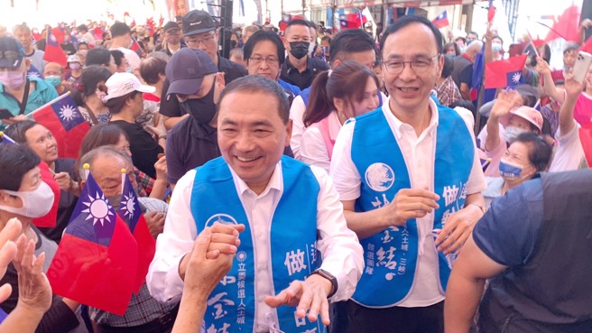 国民党总统参选人侯友宜（左）、党主席朱立伦(右）4日出席林金结竞选总部成立 大会。（姚志平摄）