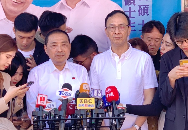 国民党总统参选人侯友宜（左）、党主席朱立伦(右）4日出席林金结竞选总部成立 大会。（姚志平摄）