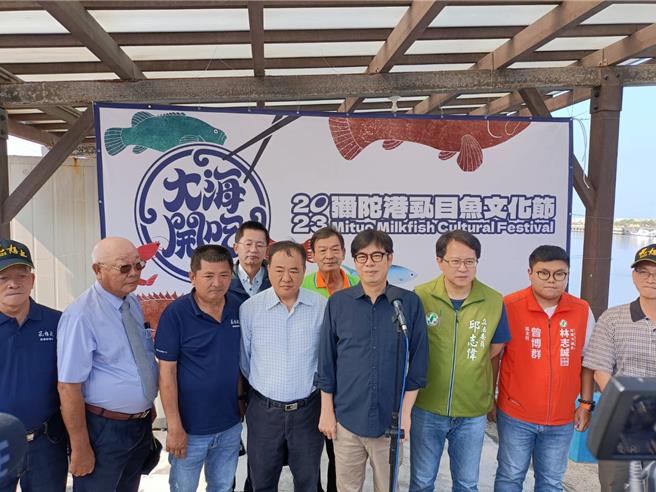 2024高雄市左楠区立委选举，国民党提名高市议员李眉蓁参战，地方盛传，11月11日李眉蓁成立竞选总部，高雄市前市长韩国瑜将南下为李站台，对此，高雄市长陈其迈（右四）上午出席弥陀虱目鱼节时受访表示，韩国瑜担任过高雄市长，欢迎韩市长到高雄多走走。（林雅惠摄）