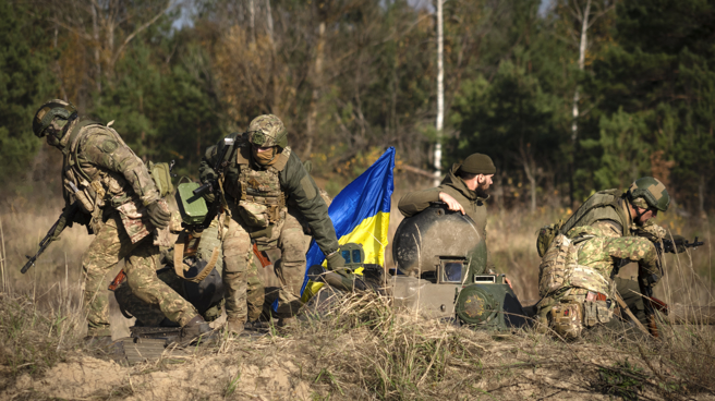 乌克兰部队11月3日在北方接受战斗训练。（美联社）