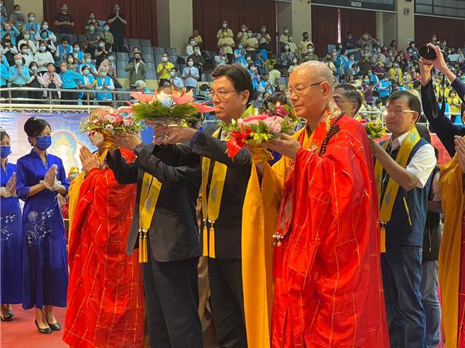 刘和然与净耀法师今供灯祈福，齐聚善能量，祝愿全球眾生远离灾厄。（高钧麟摄）