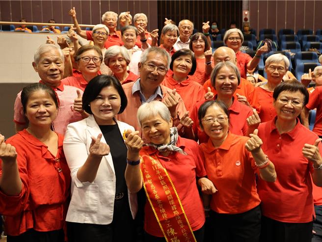 云林县「社区照顾关怀据点成果展」4日在县府大礼堂举行，县长张丽善（前左二）表扬服务满5年以上长青志工。（张朝欣摄）