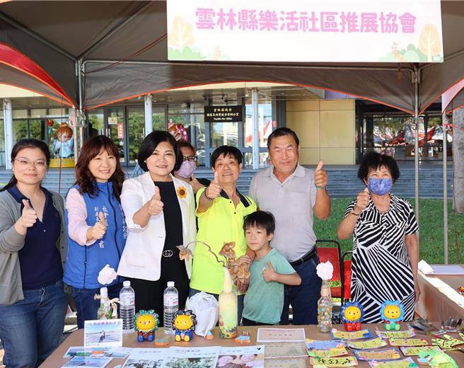 云林县长张丽善（左三）4日参观「社区照顾关怀据点成果展」摊位，表示将透过各项福利服务，创造超高龄健康环境。（张朝欣摄）