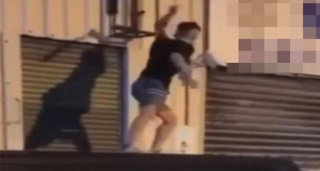 打赢的彭男人马，还将附近监视器画面砸毁，企图灭证。（翻摄脸书黑色豪门企业／吴建辉彰化传真）