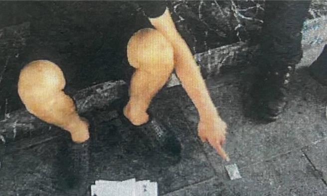 警方當場查獲李男身上攜帶K他命。（翻攝照片／林郁平台北傳真）★《中時新聞網》關心您：保護自己、遠離毒品！
